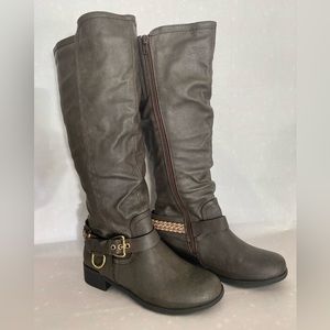 XOXO Women’s Knee High Tall Ratty Boot Gold Buckle Design Size 6 Boot